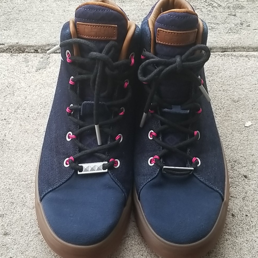 Lebron Sneakers